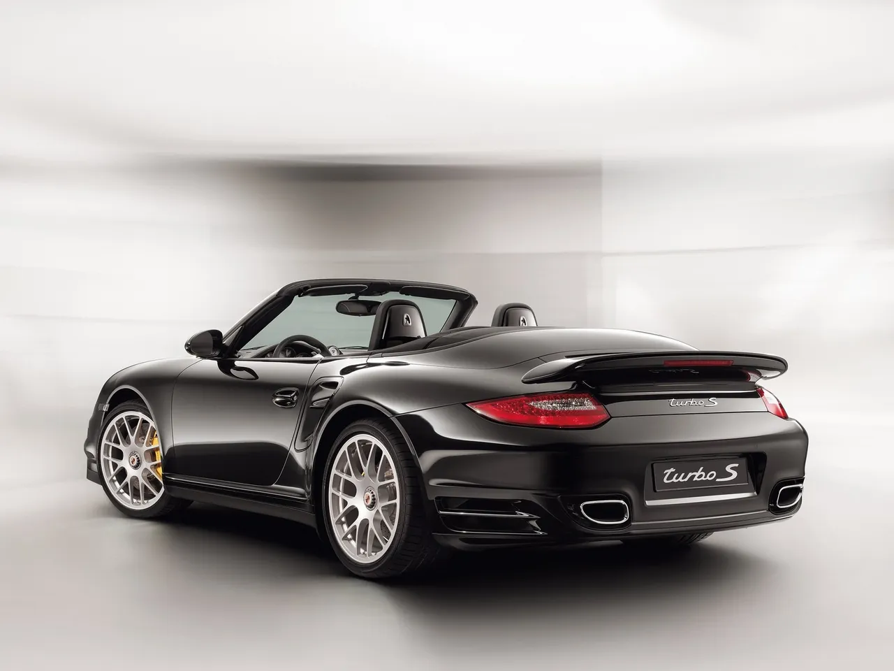 Porsche 911 Turbo S Cabriolet (2011) – zadní tříčtvrteční pohled