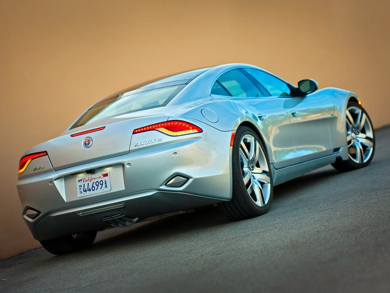 Fisker Karma (2012) – zadní tříčtvrteční pohled