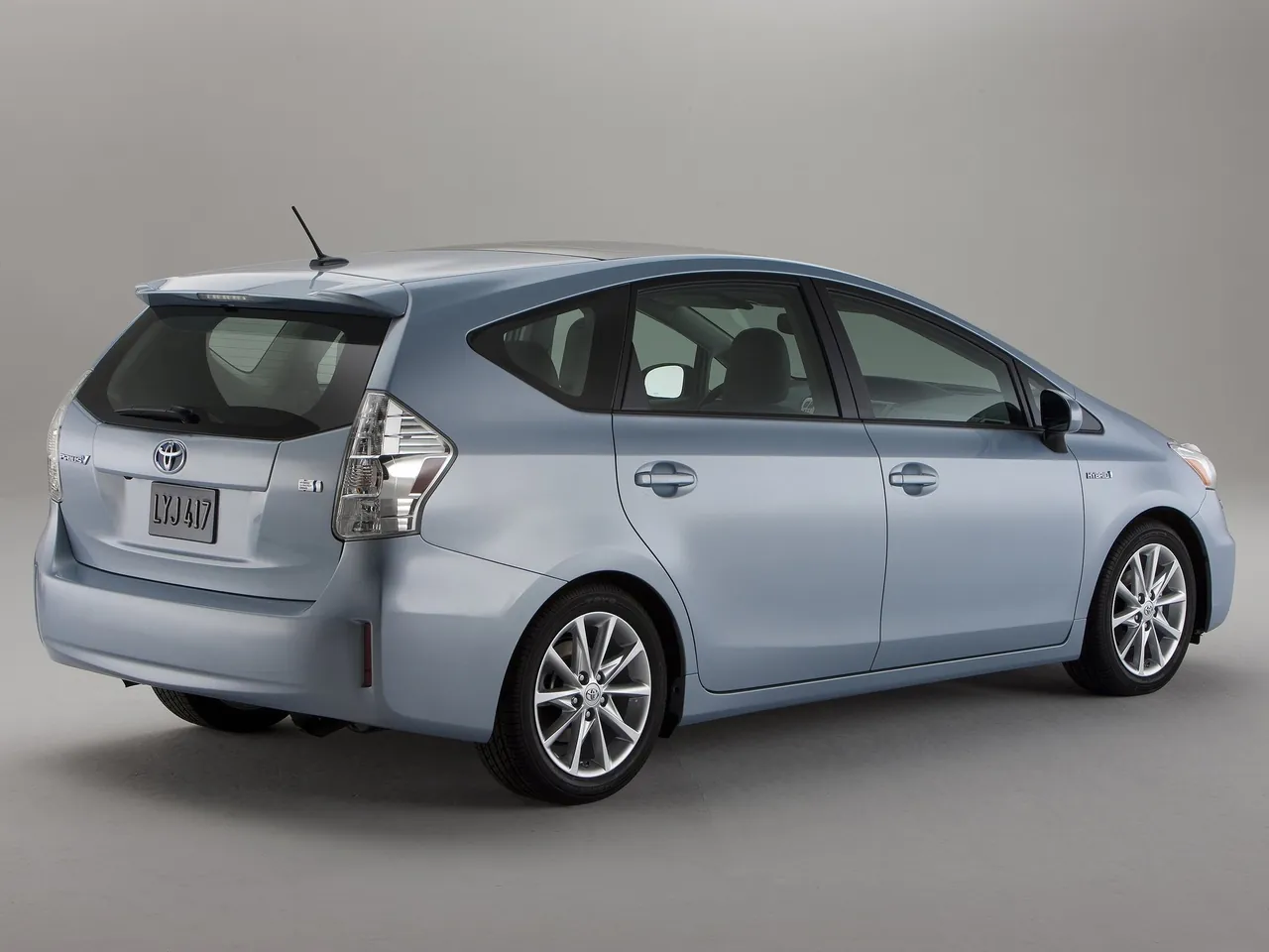 Toyota Prius V (2012) – zadní tříčtvrteční pohled
