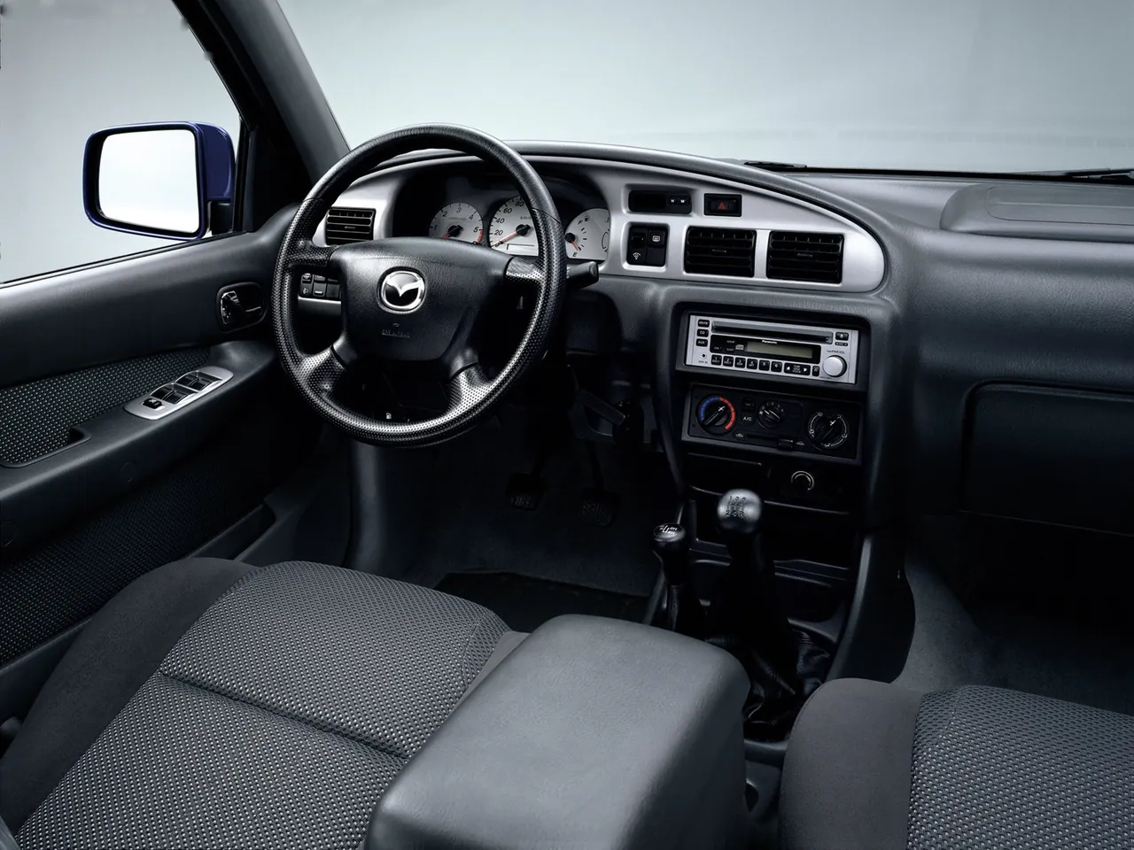 Mazda B2500 (2004) – interiér