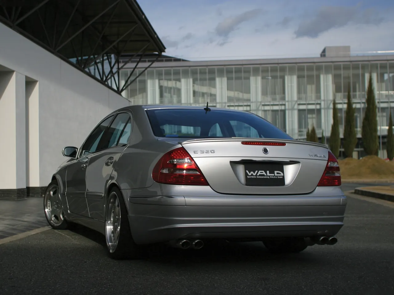 Wald Mercedes-Benz E-Class (2001) – zadní tříčtvrteční pohled