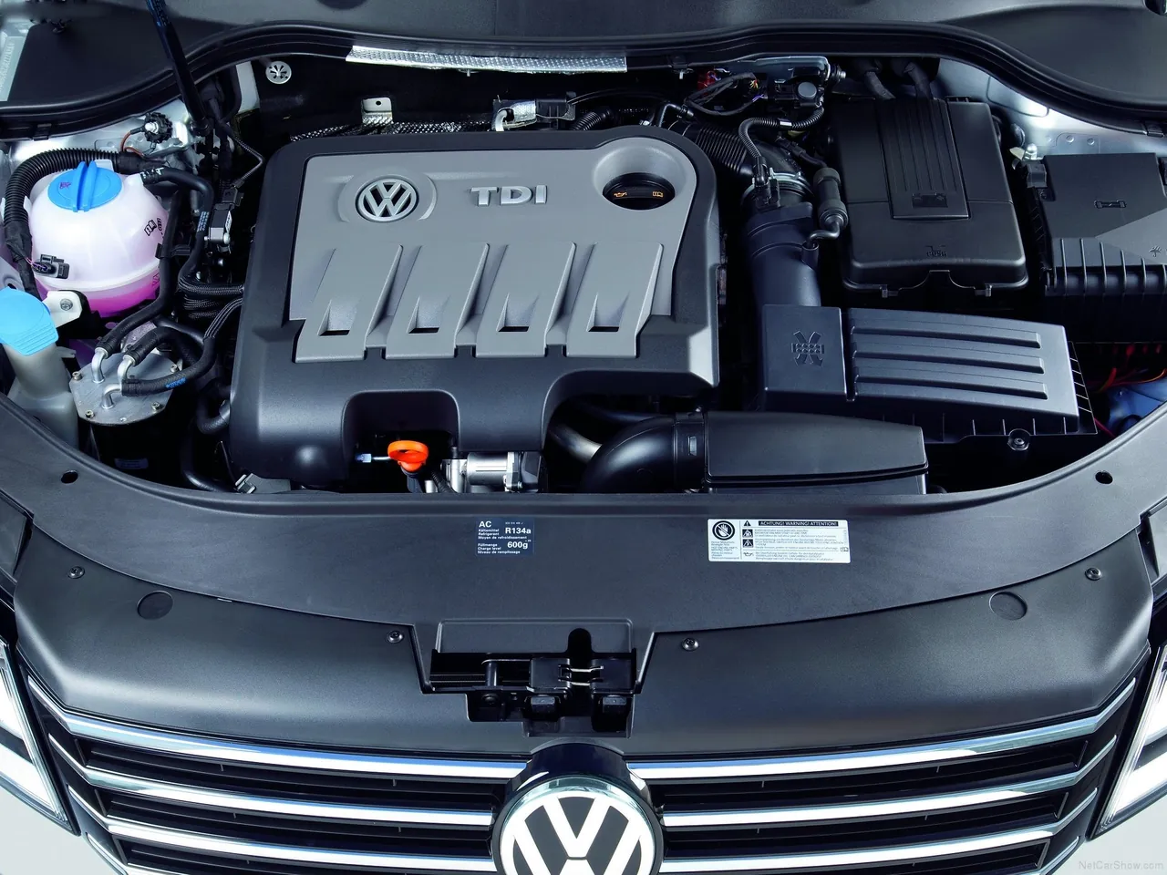 Volkswagen Passat (2011) - Engine Bay