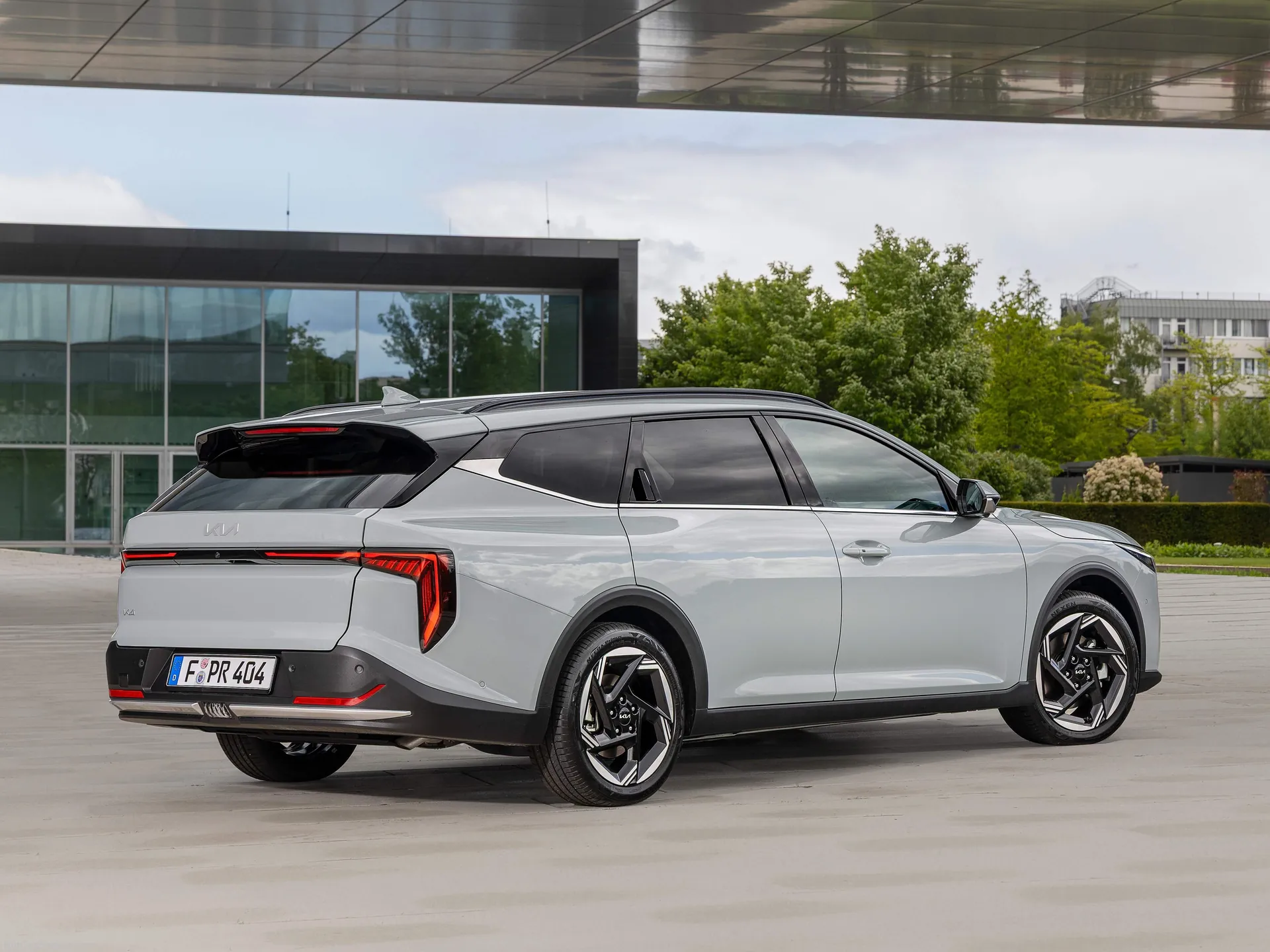 Kia K4 Sportswagon (2027) – zadní tříčtvrteční pohled