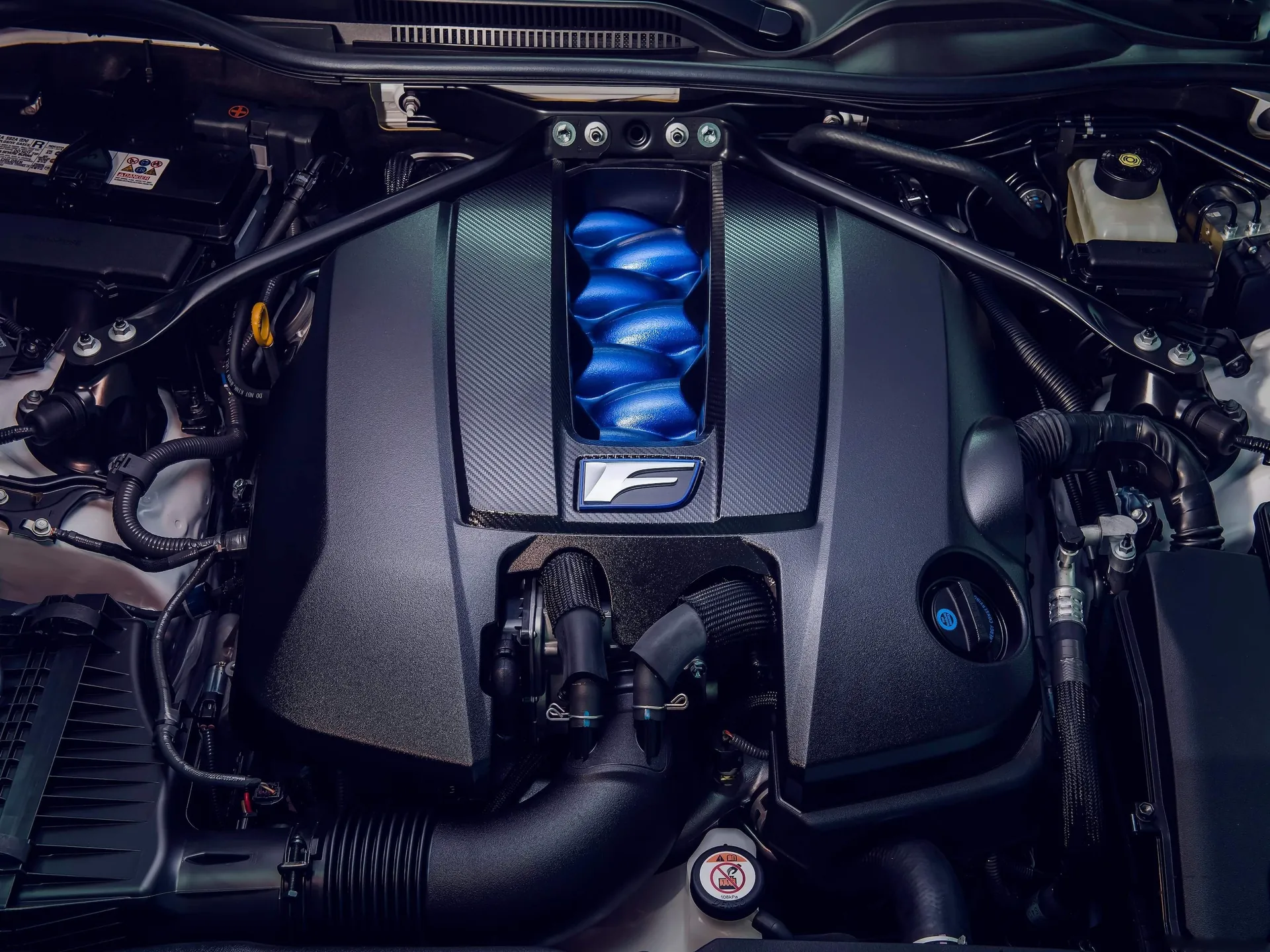 Lexus RC F Track Edition (2020) – motorový prostor