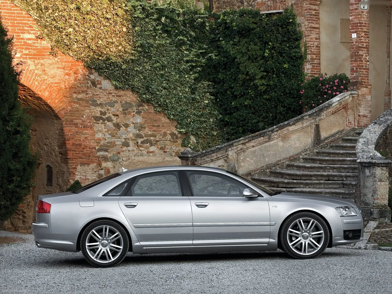 Audi S8 (2006) – boční profil