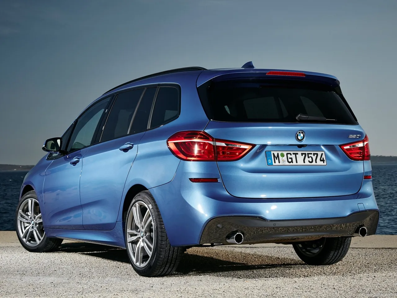 BMW 2-Series Gran Tourer (2016) – zadní tříčtvrteční pohled