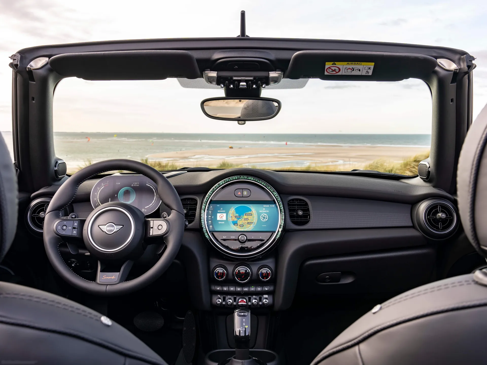 Mini Cooper S Convertible Seaside Edition (2023) – interiér
