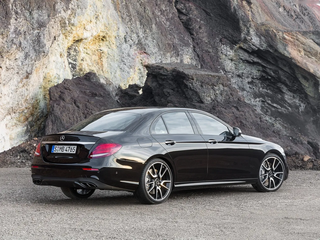 Mercedes-Benz E43 AMG 4Matic (2017) – zadní tříčtvrteční pohled