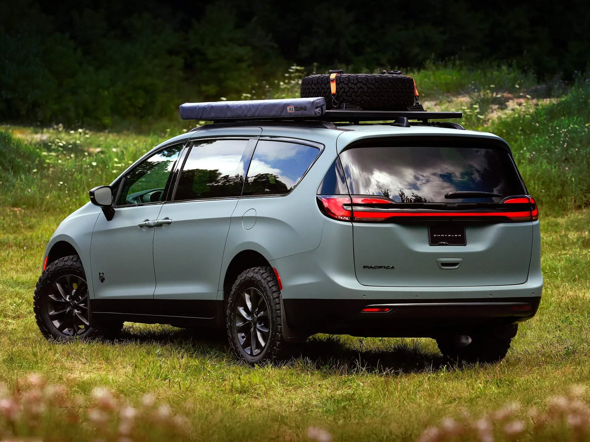 Chrysler Pacifica Grizzly Peak Concept (2025) – zadní tříčtvrteční pohled