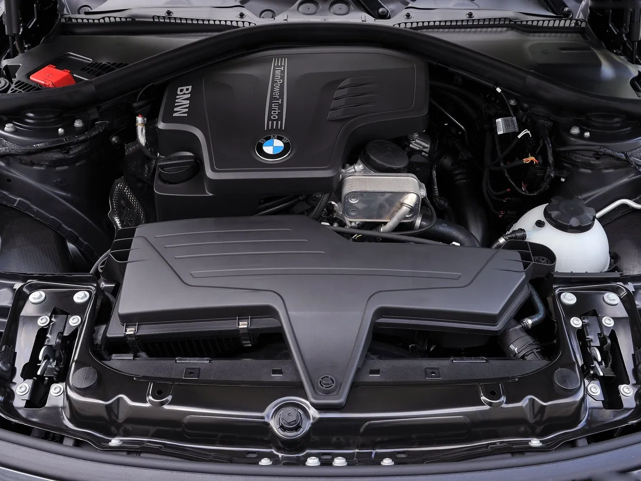 BMW 3-Series Touring (2013) – motorový prostor