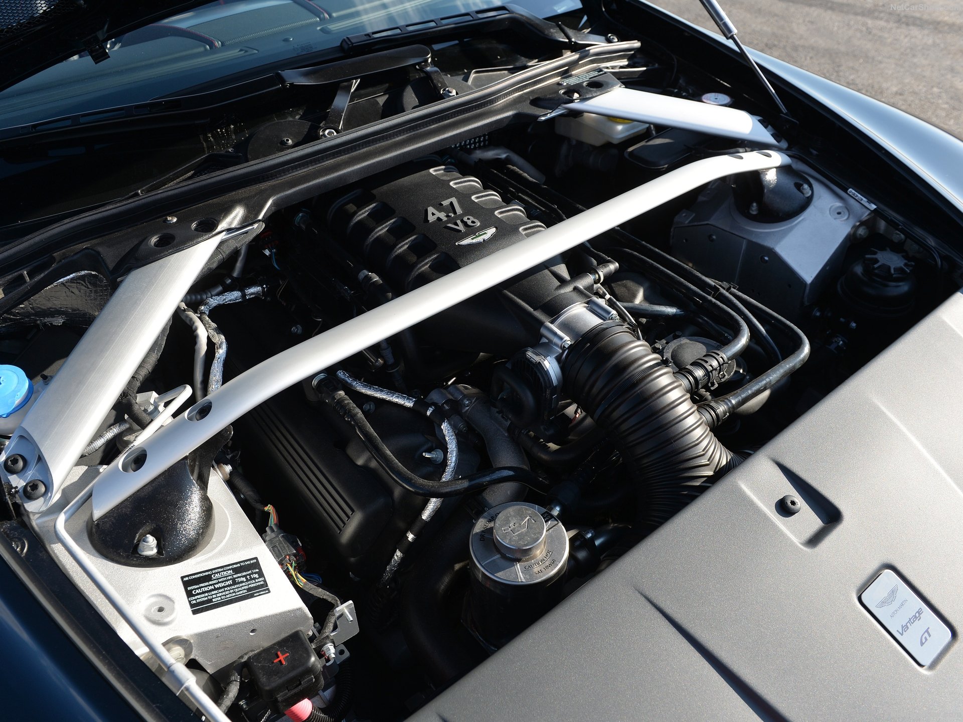 Aston Martin V8 Vantage GT Roadster (2015) – motorový prostor
