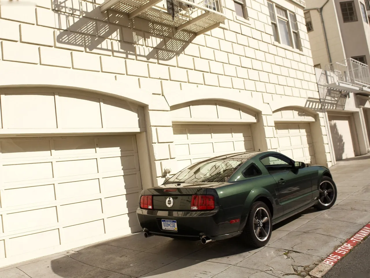 Ford Mustang Bullitt (2008) – zadní tříčtvrteční pohled