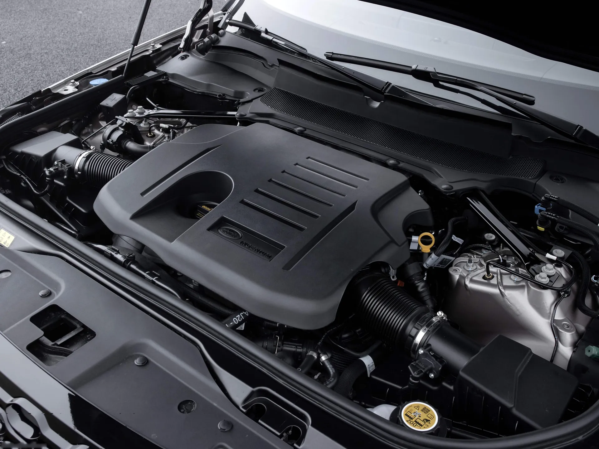 Land Rover Discovery (2021) - Engine Bay