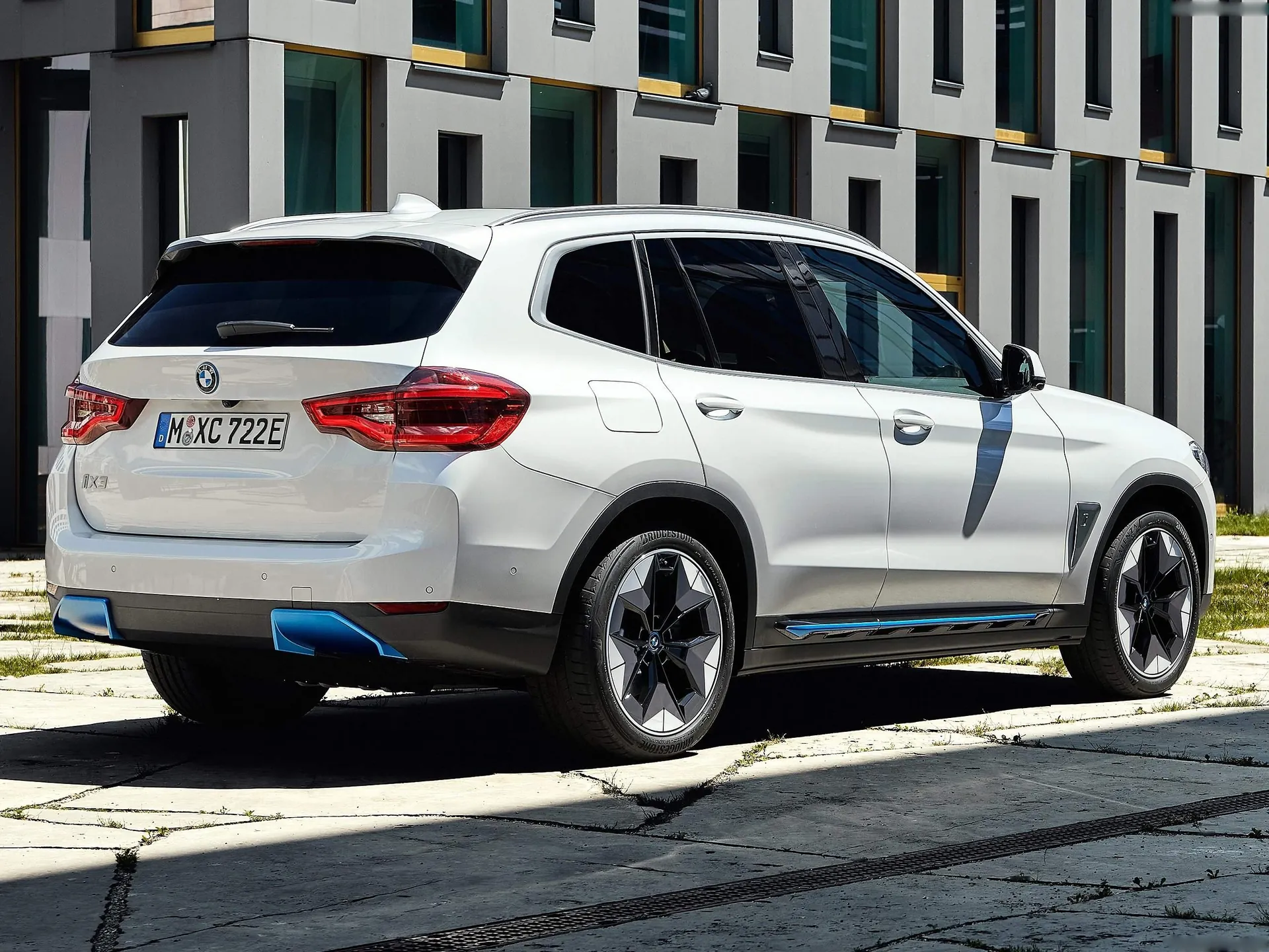 BMW iX3 (2021) – zadní tříčtvrteční pohled