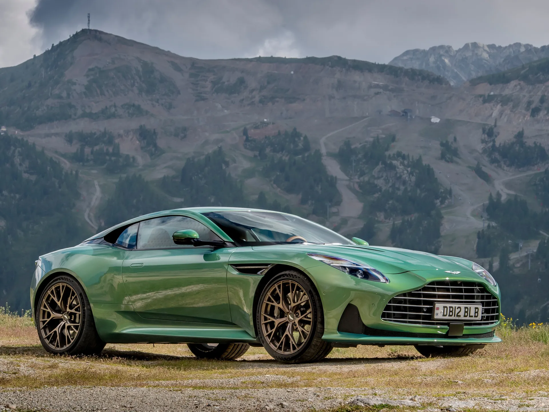 Aston Martin DB12 (2024)