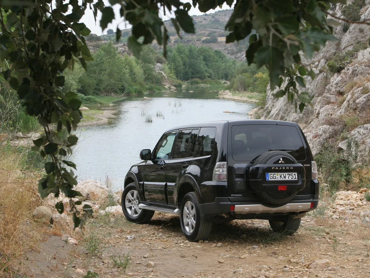 Mitsubishi Pajero European Specs (2007) - Rear Three-Quarter