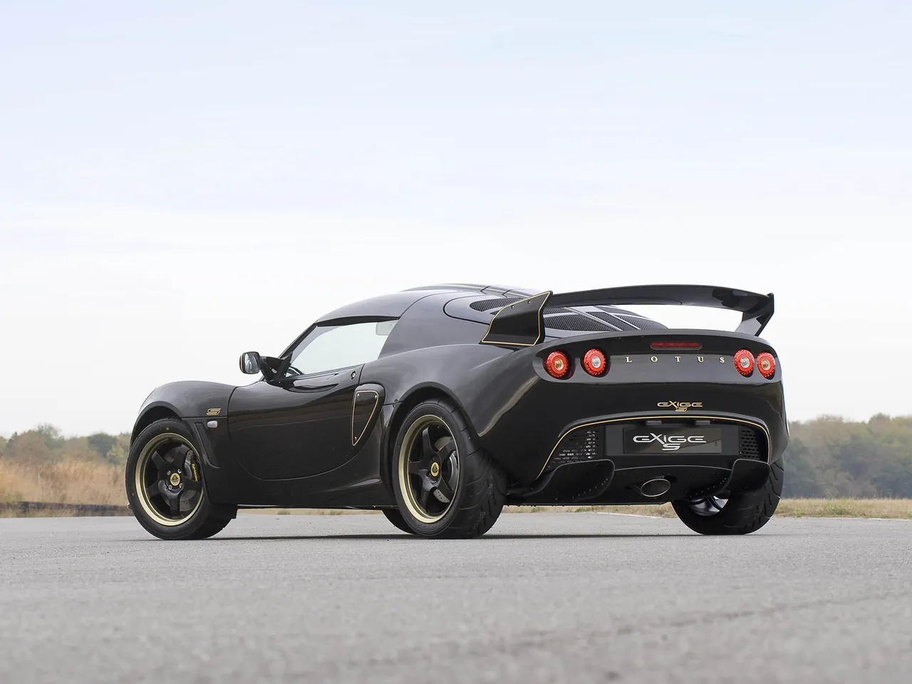Lotus Exige S Type 72 (2010) – zadní tříčtvrteční pohled