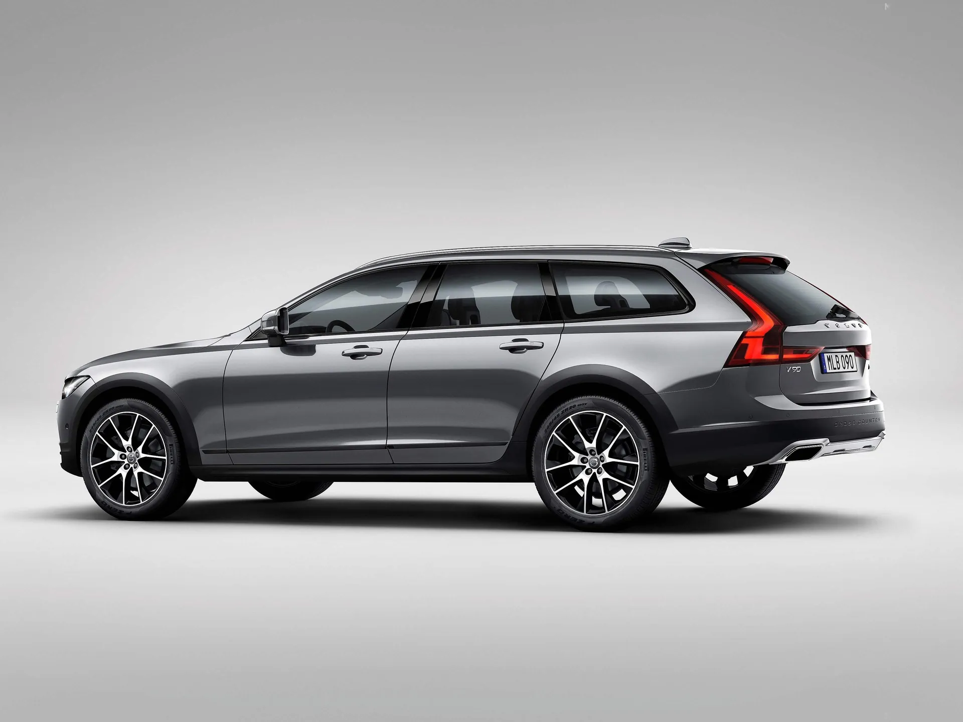 Volvo V90 Cross Country (2017) – zadní tříčtvrteční pohled