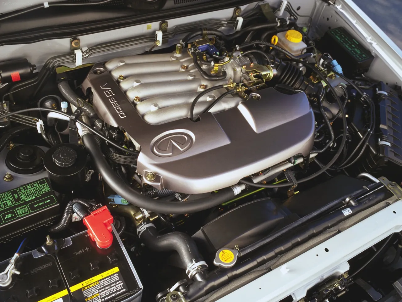 Infiniti QX4 (2003) – motorový prostor