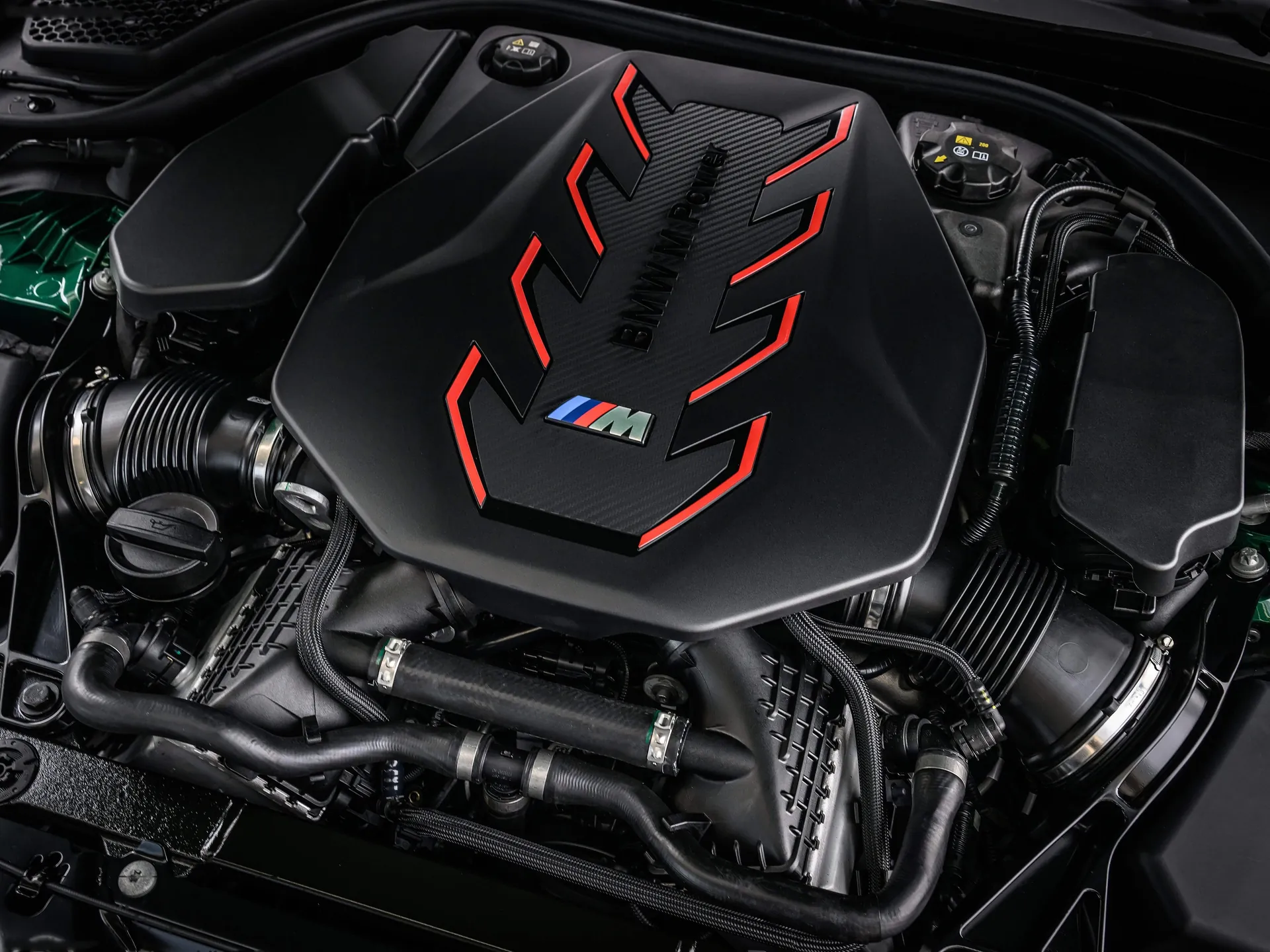 BMW M5 Touring Isle of Man Green (2025) – motorový prostor