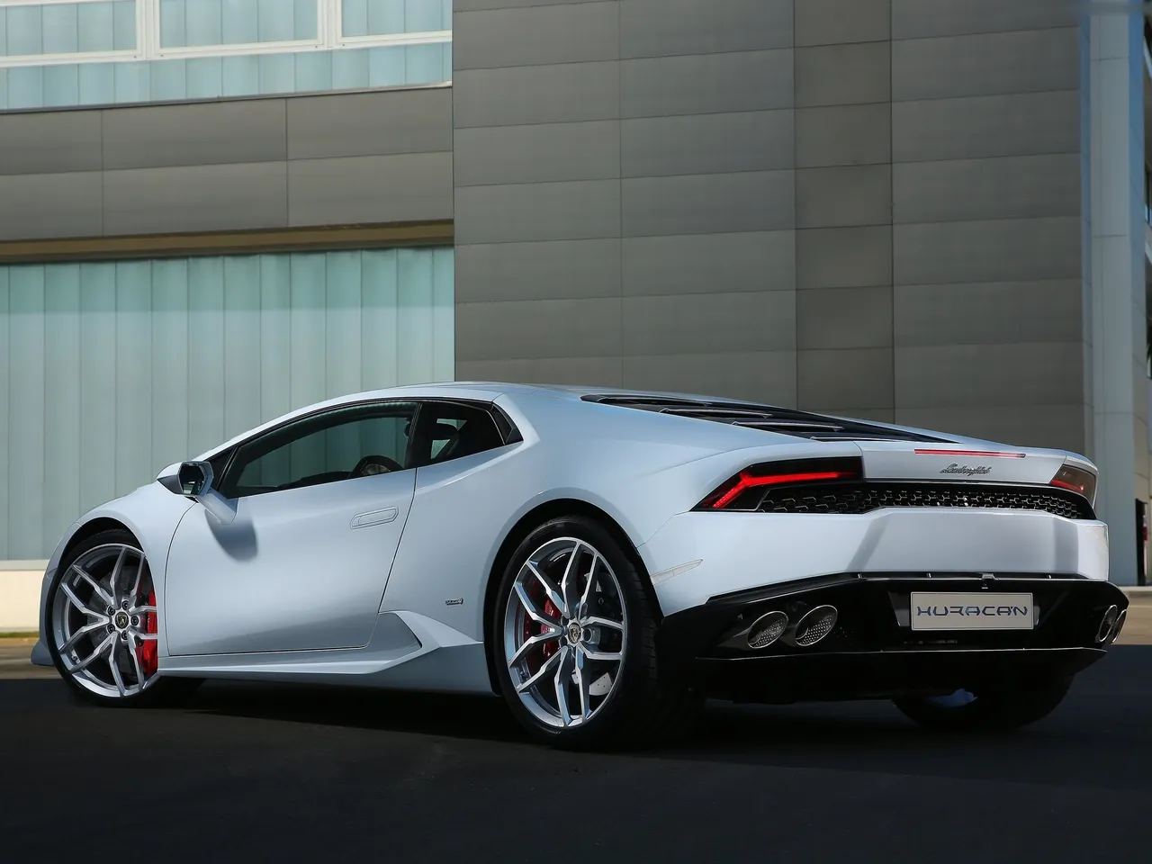 Lamborghini Huracan LP610-4 (2015) – zadní tříčtvrteční pohled