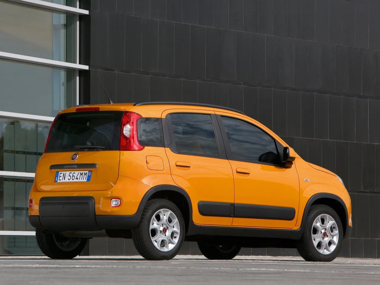 Fiat Panda Trekking (2013) – zadní tříčtvrteční pohled