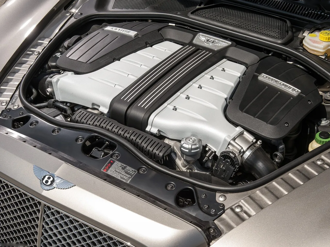 Bentley Flying Spur (2014) – motorový prostor