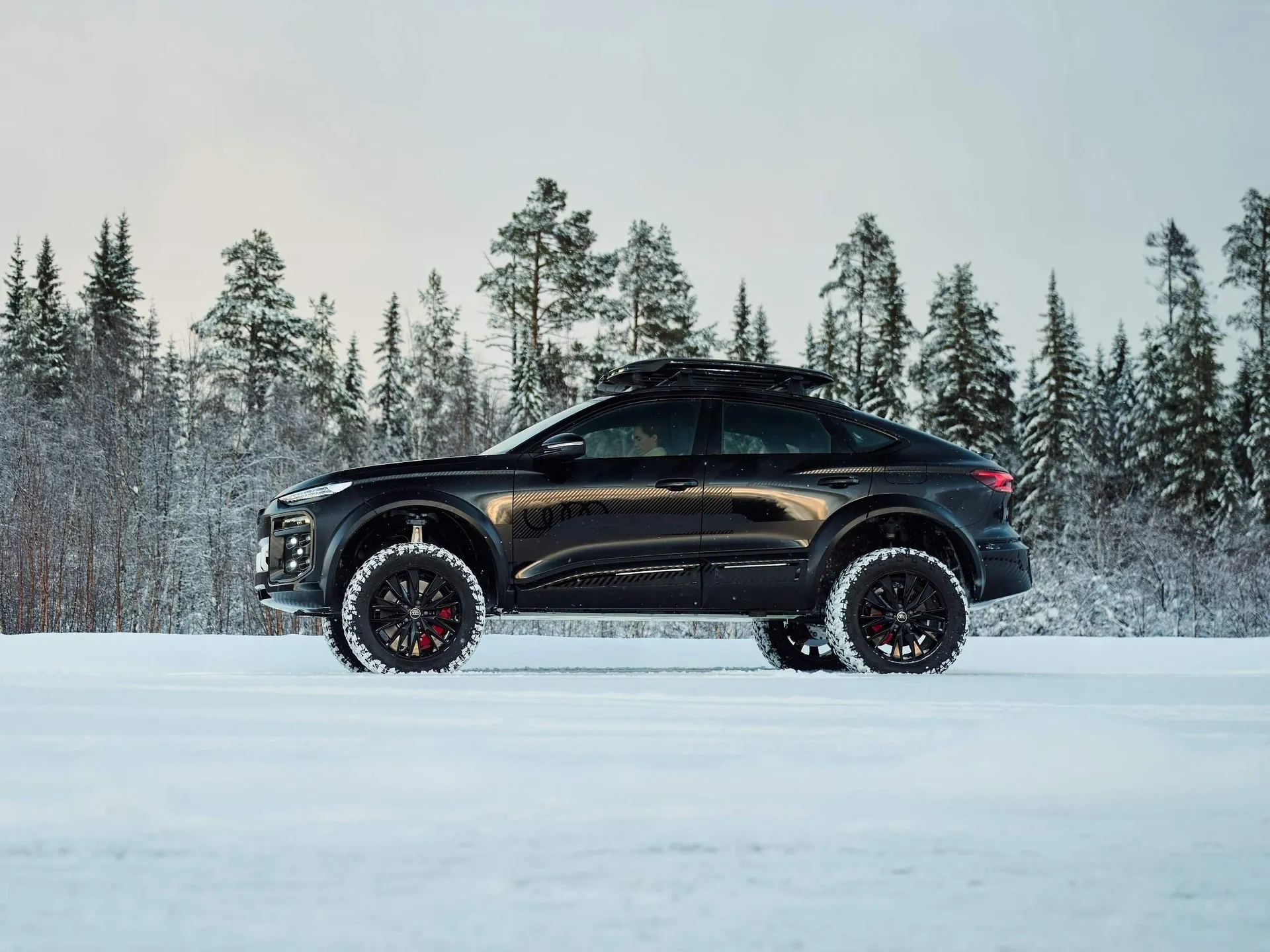 Audi Q6 e-tron offroad Concept (2025) – boční profil