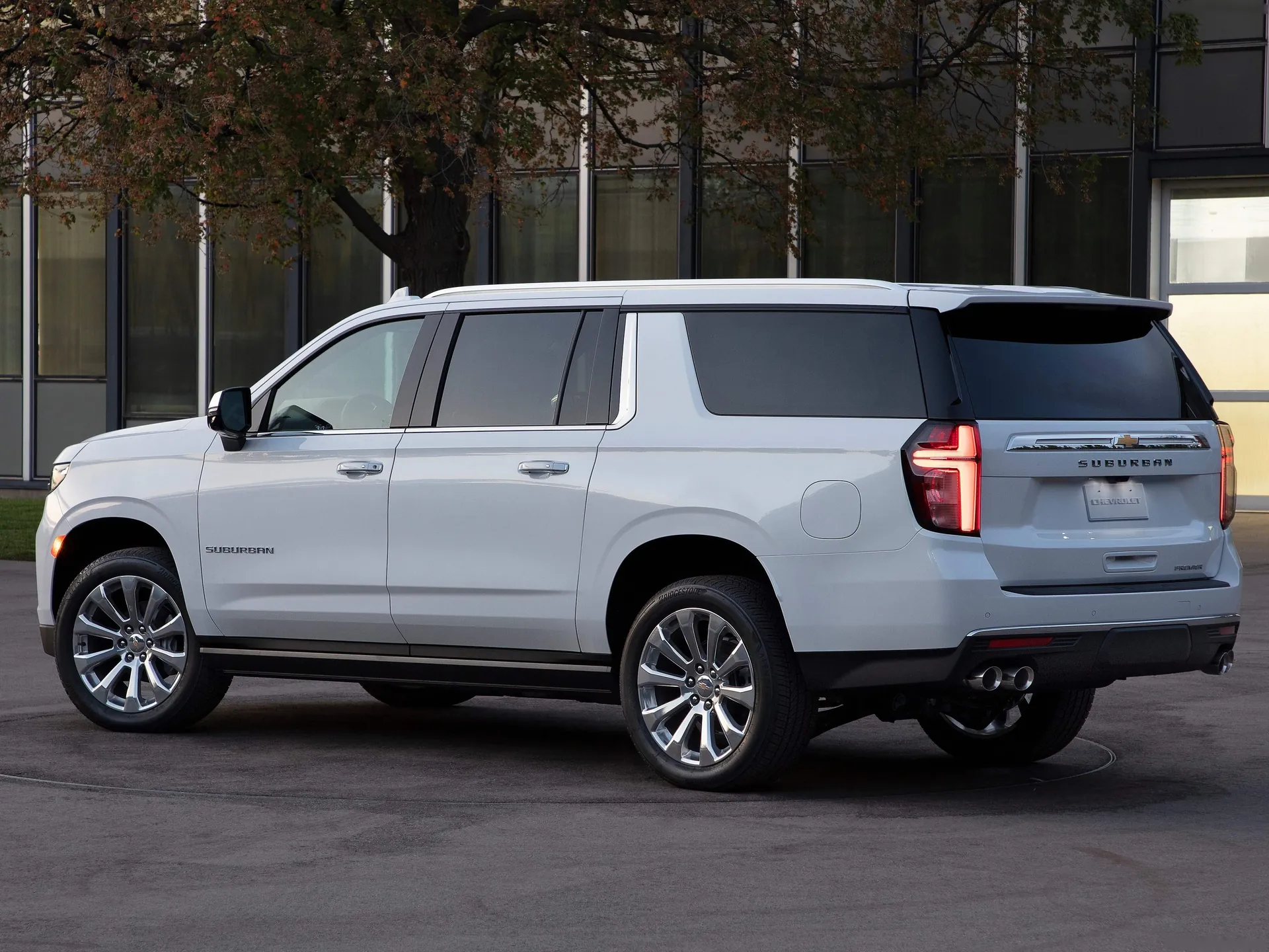 Chevrolet Suburban (2021) – zadní tříčtvrteční pohled