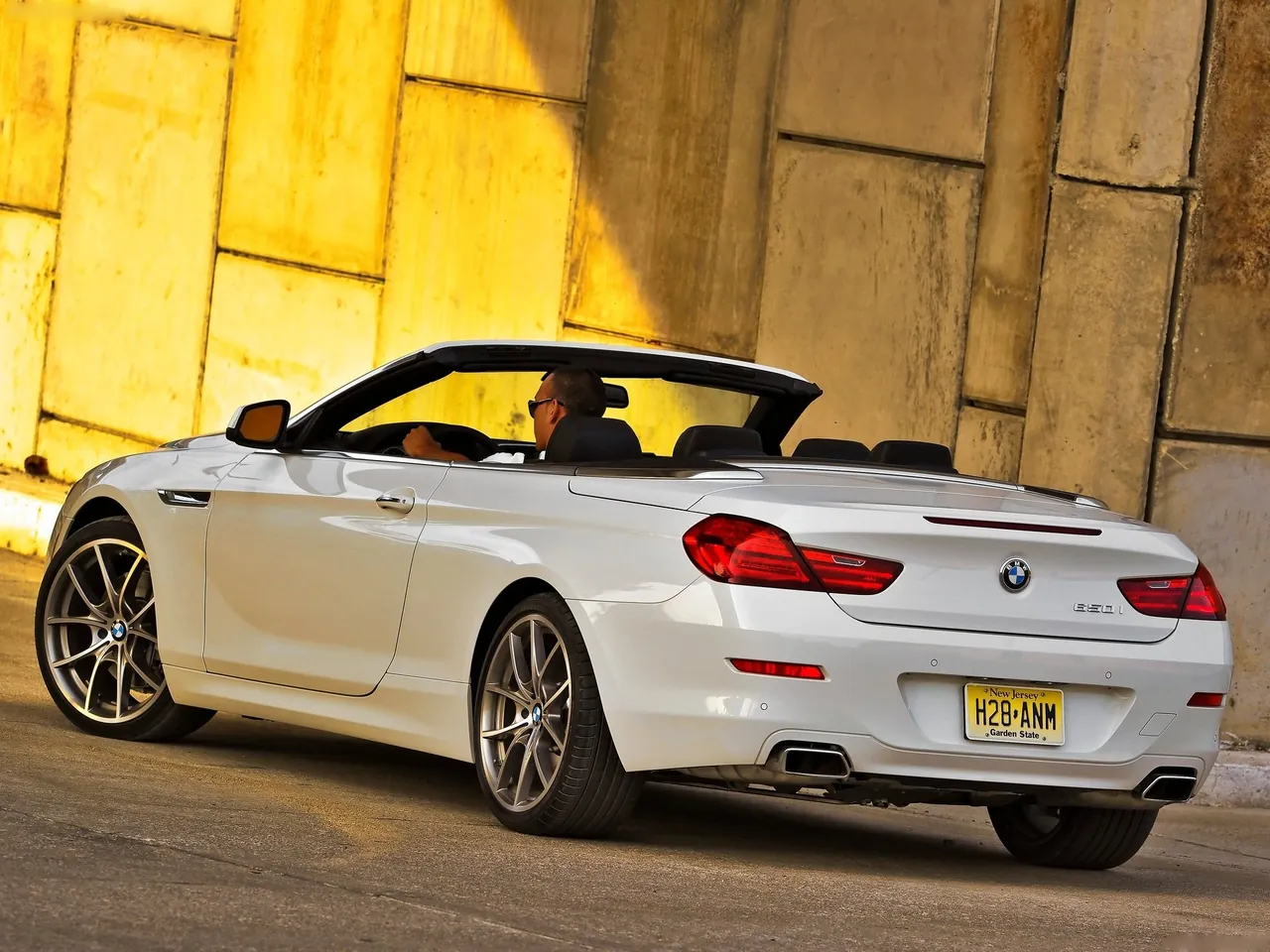 BMW 650i Convertible (2012) – zadní tříčtvrteční pohled
