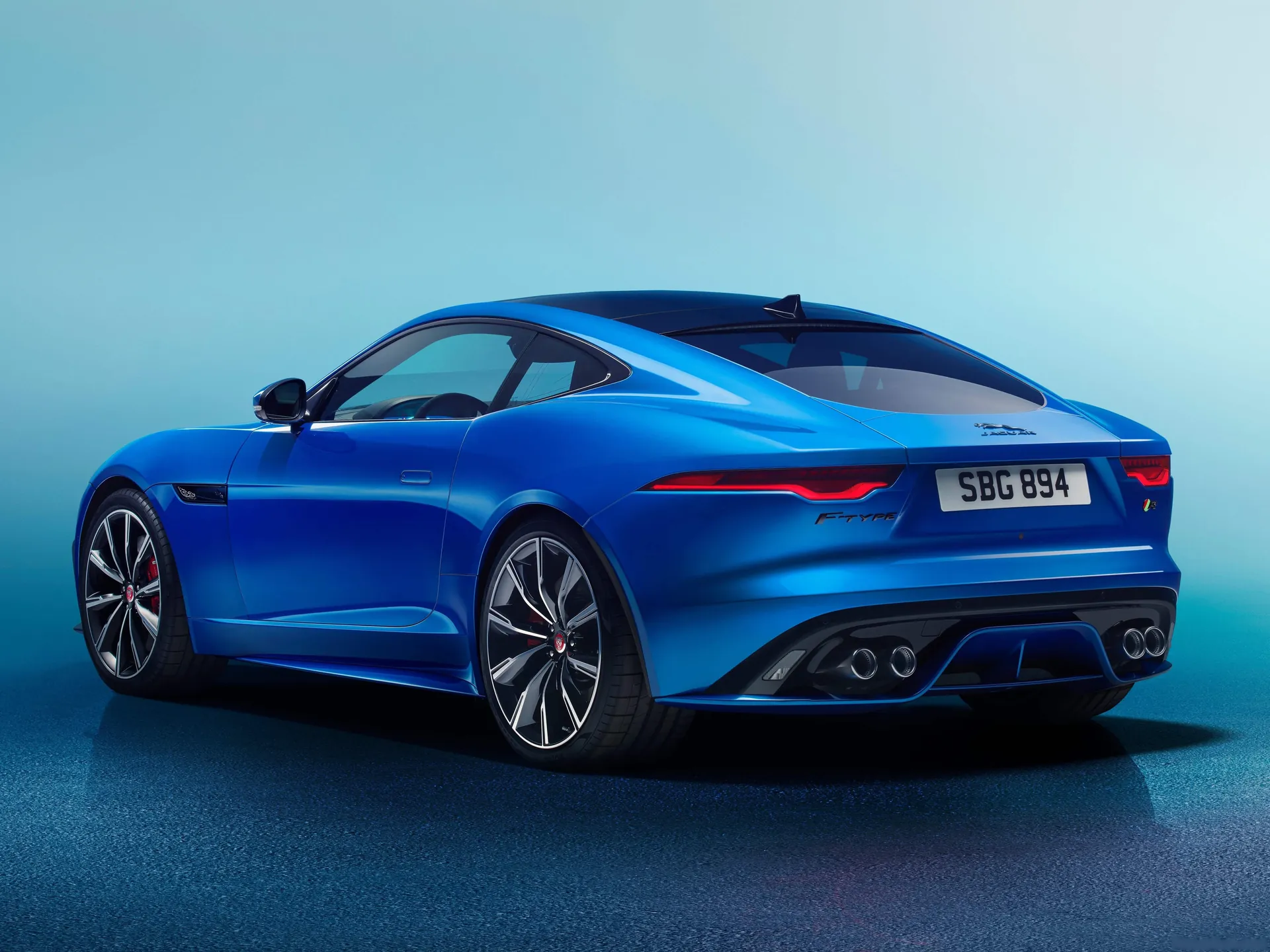Jaguar F-Type (2021) – zadní tříčtvrteční pohled