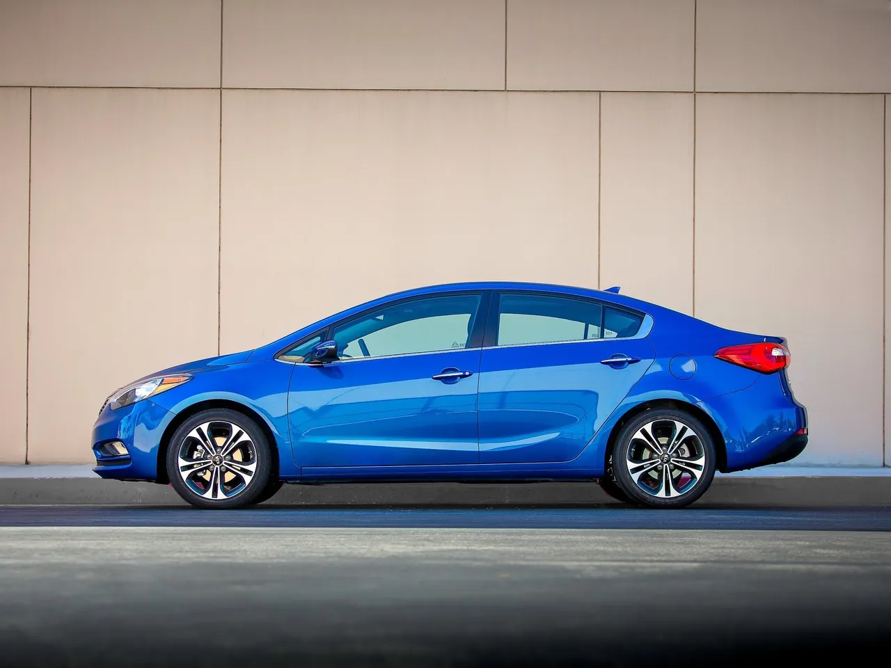 Kia Forte (2014) – boční profil