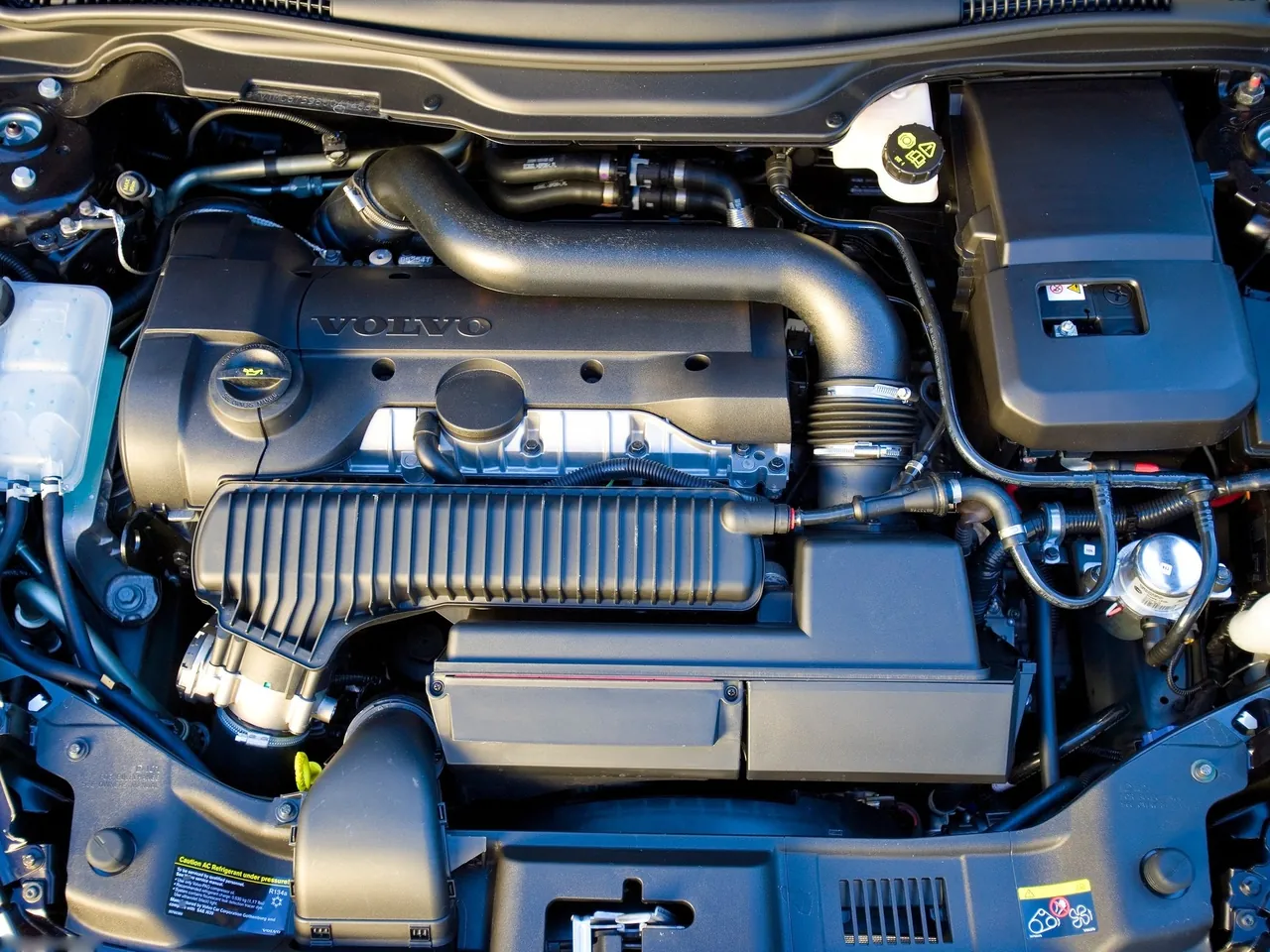 Volvo C70 (2007) – motorový prostor