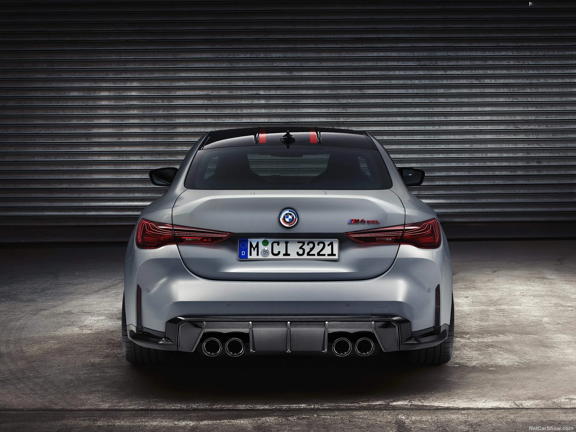 BMW M4 CSL (2023) – zezadu