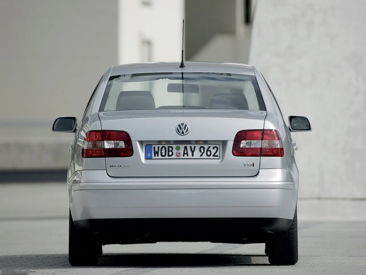 Volkswagen Polo Sedan (2003) - Rear