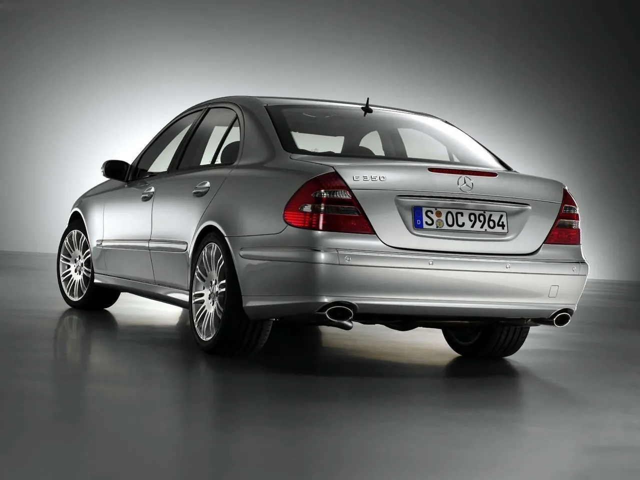 Mercedes-Benz E350 with Sports Equipment (2005) - Rear Three-Quarter