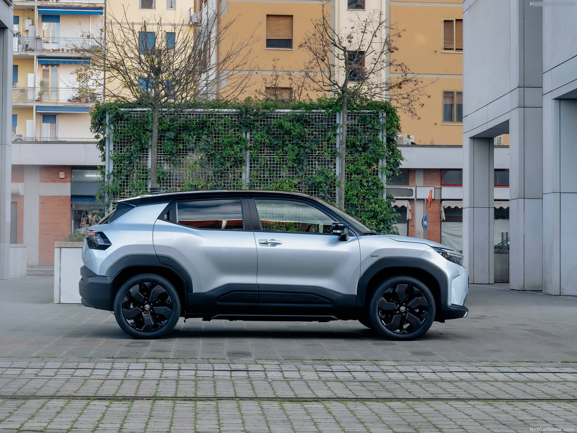 Toyota Urban Cruiser (2026) – boční profil