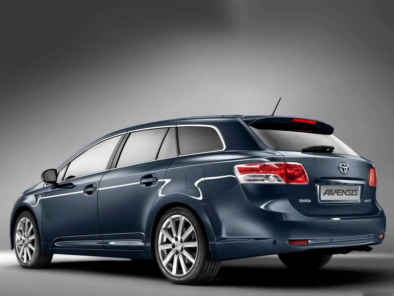 Toyota Avensis Tourer (2009) - Rear Three-Quarter