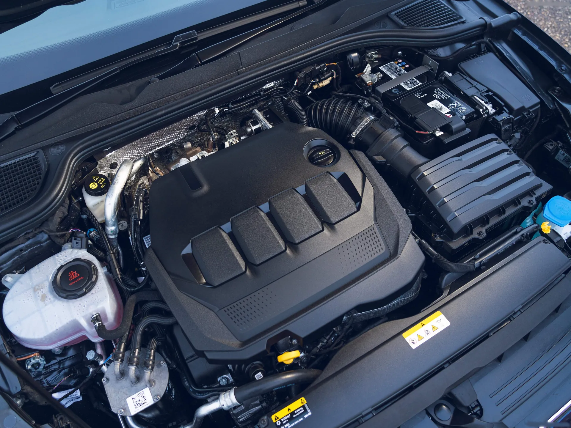 Volkswagen Golf Estate [UK] (2021) – motorový prostor