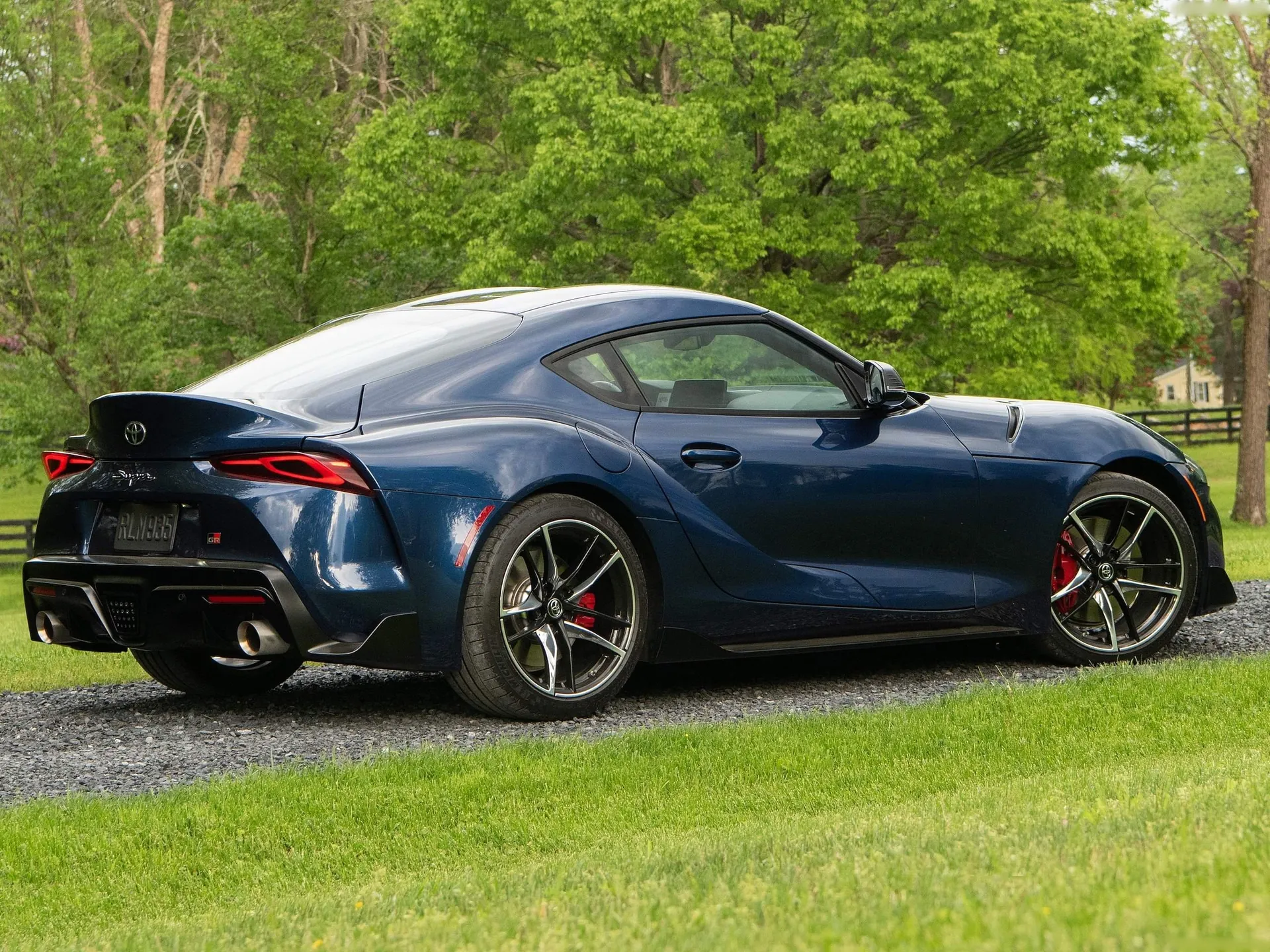 Toyota Supra [US] (2020) – zadní tříčtvrteční pohled