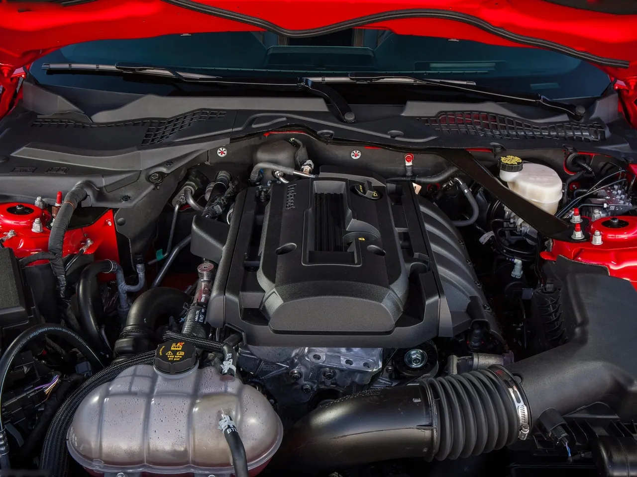 Ford Mustang EcoBoost (2015) – motorový prostor