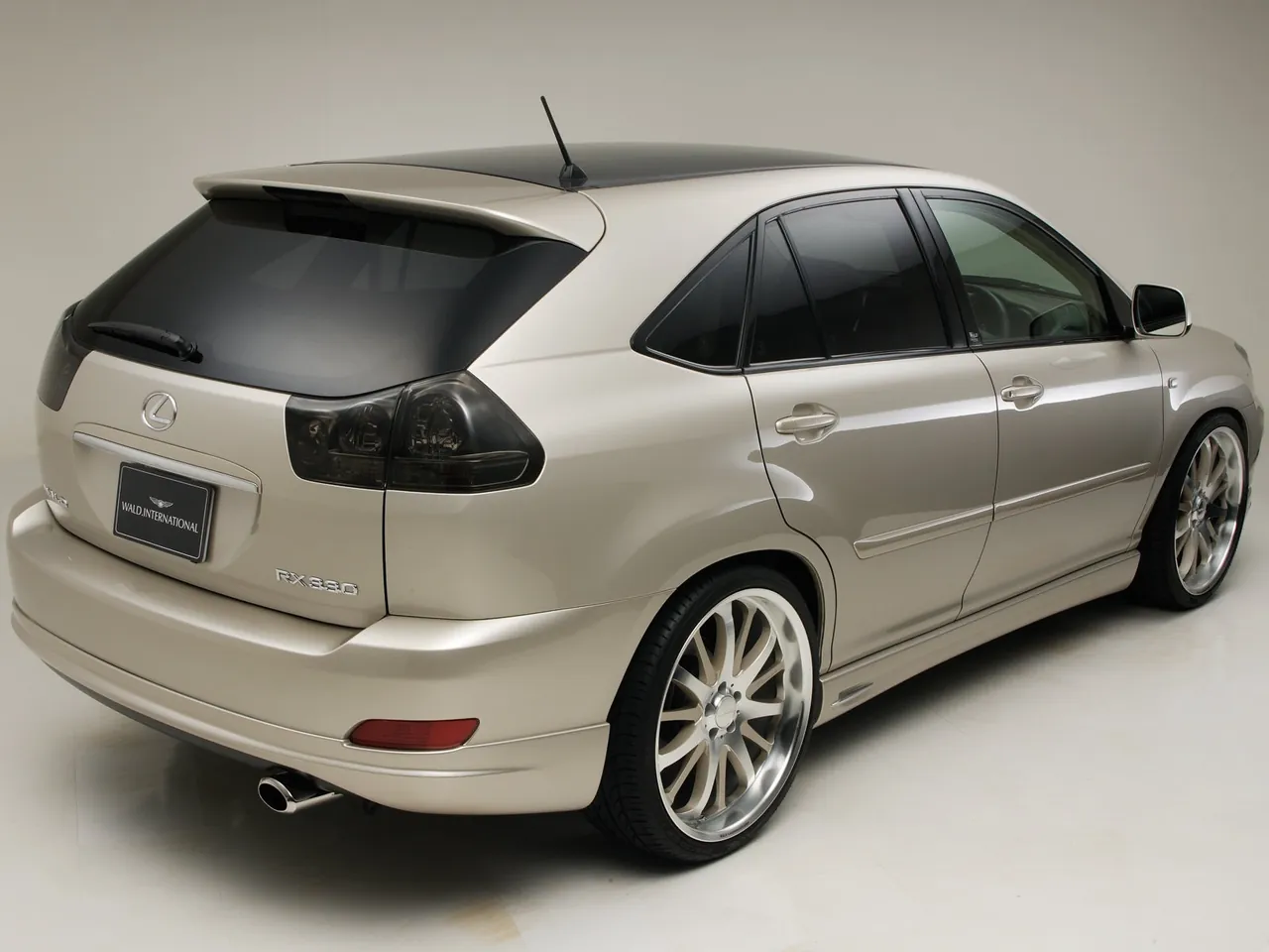 Wald Lexus RX (2004) – zadní tříčtvrteční pohled