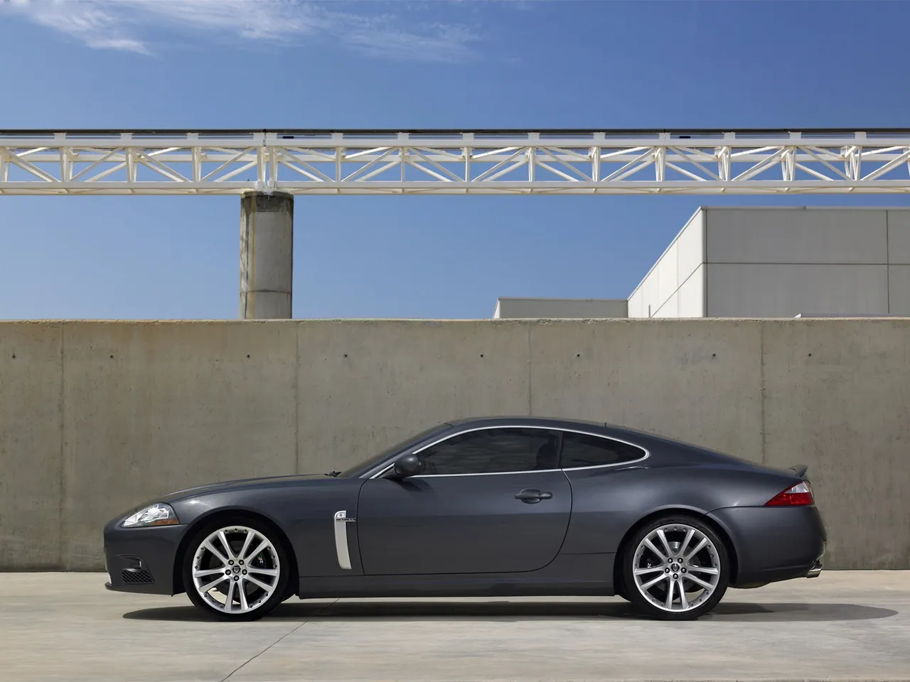 Jaguar XKR (2007) – boční profil