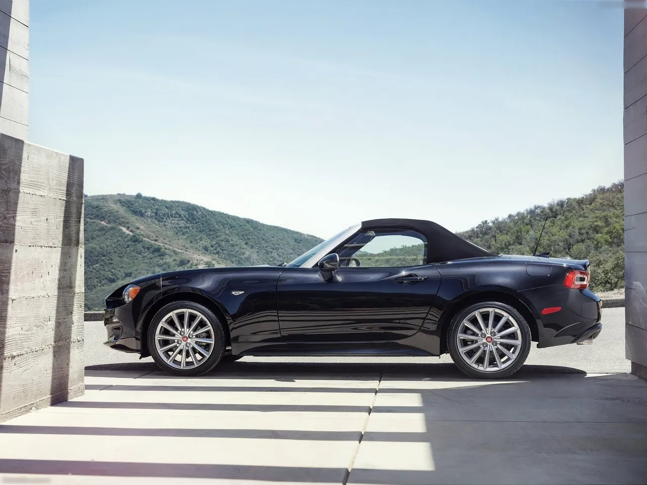Fiat 124 Spider (2017) – boční profil