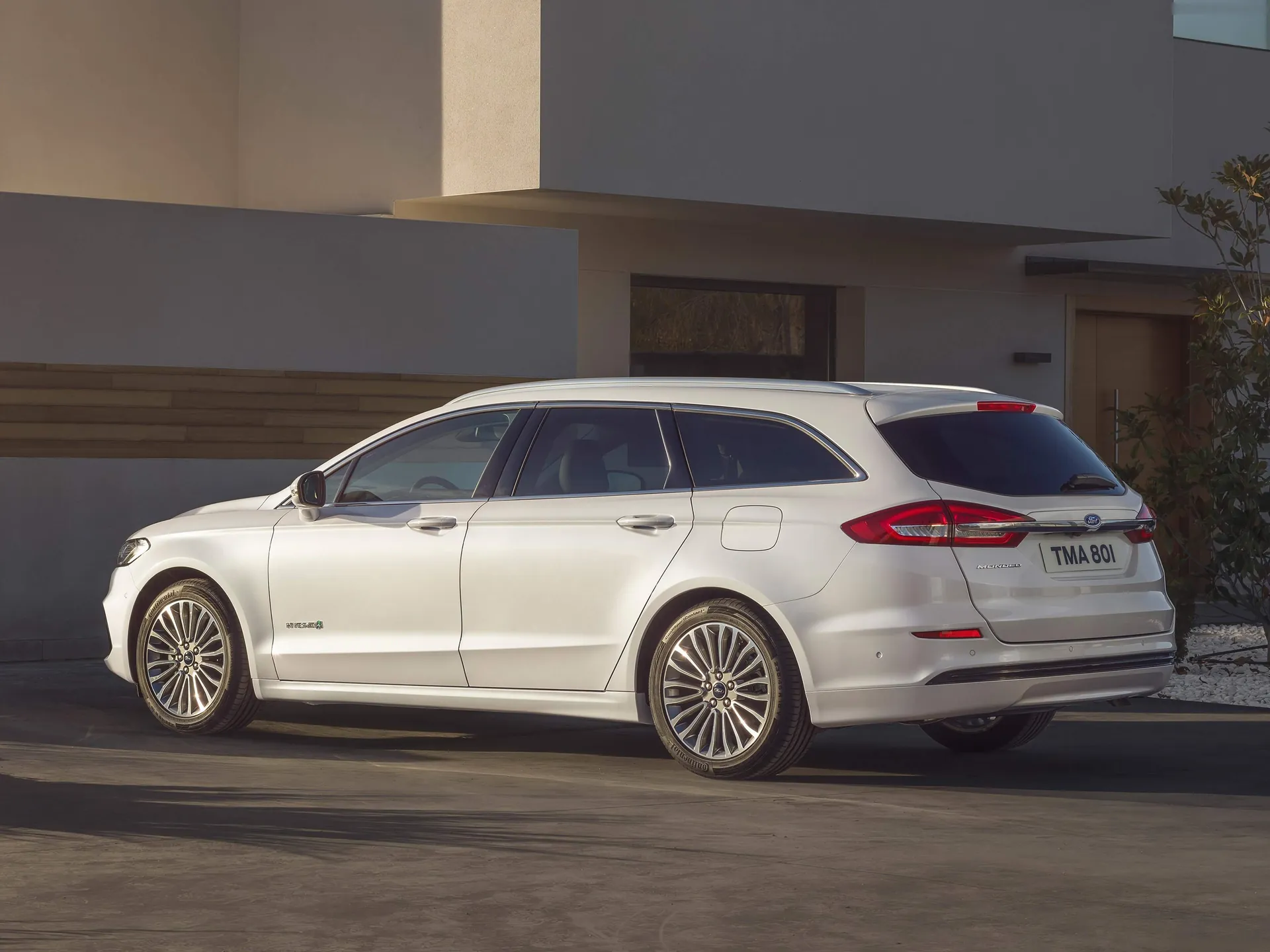 Ford Mondeo Wagon Hybrid (2019) – zadní tříčtvrteční pohled