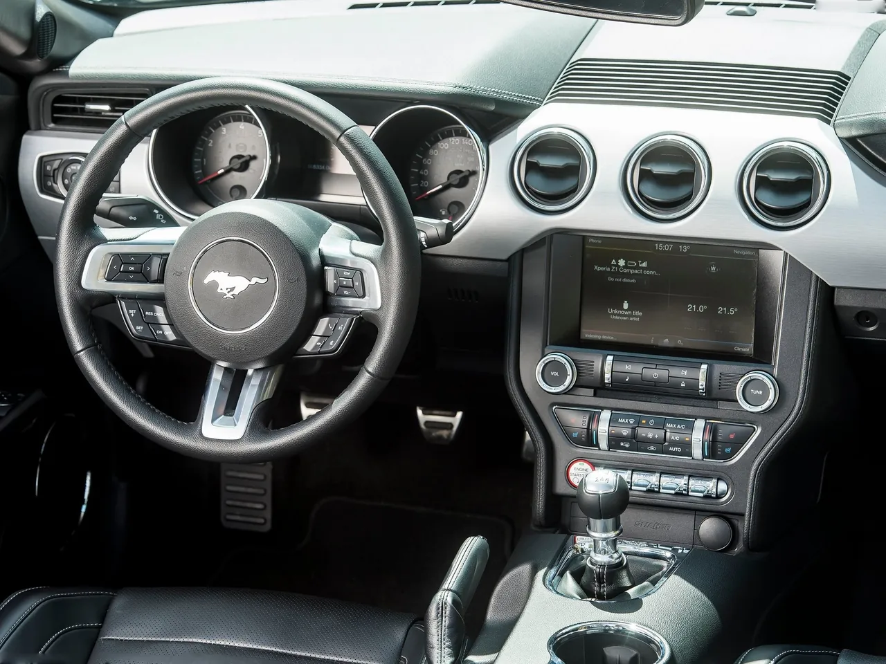 Ford Mustang Convertible [EU] (2015) – interiér