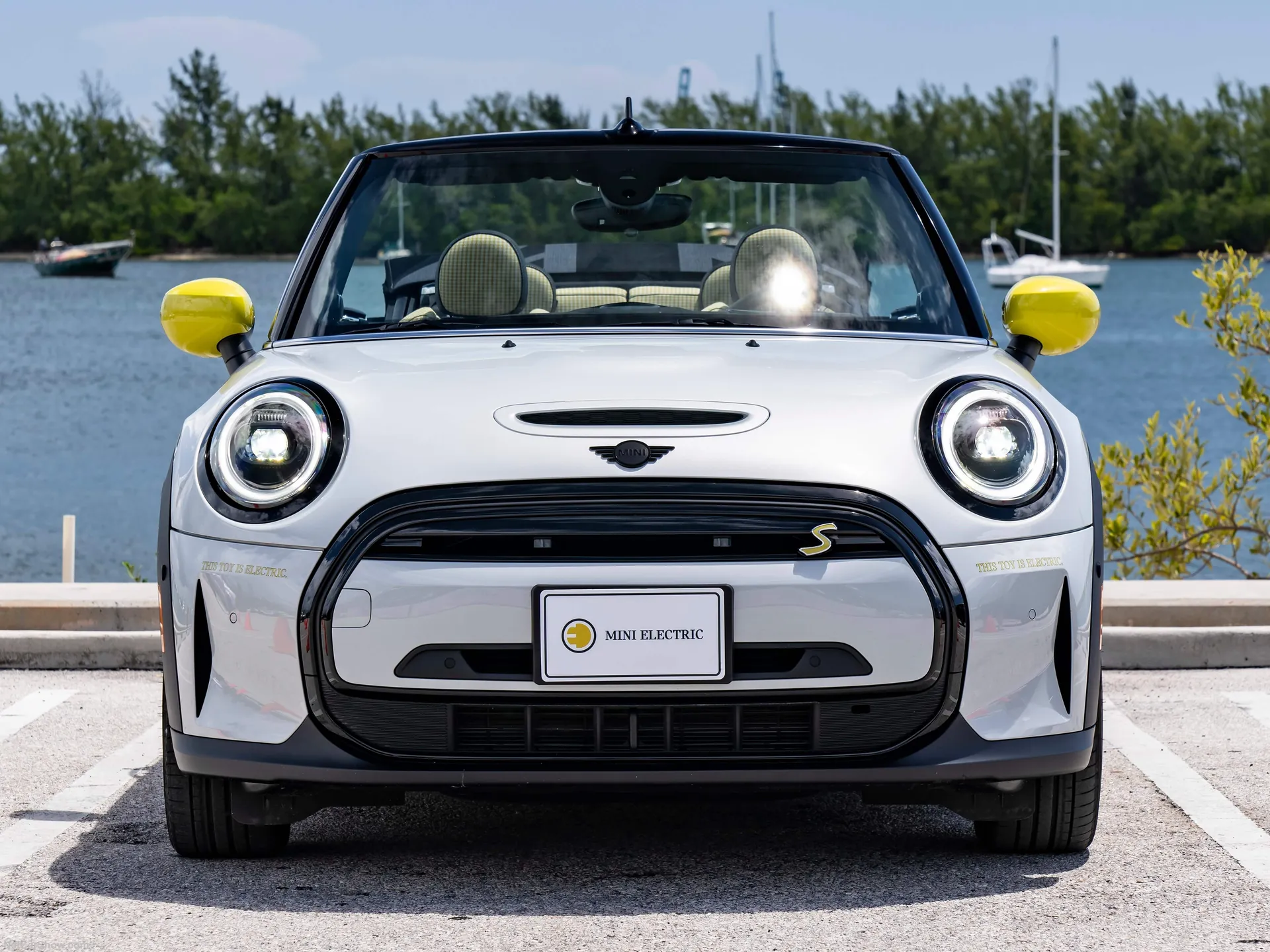 Mini Cooper SE Convertible Concept (2022) – zepředu