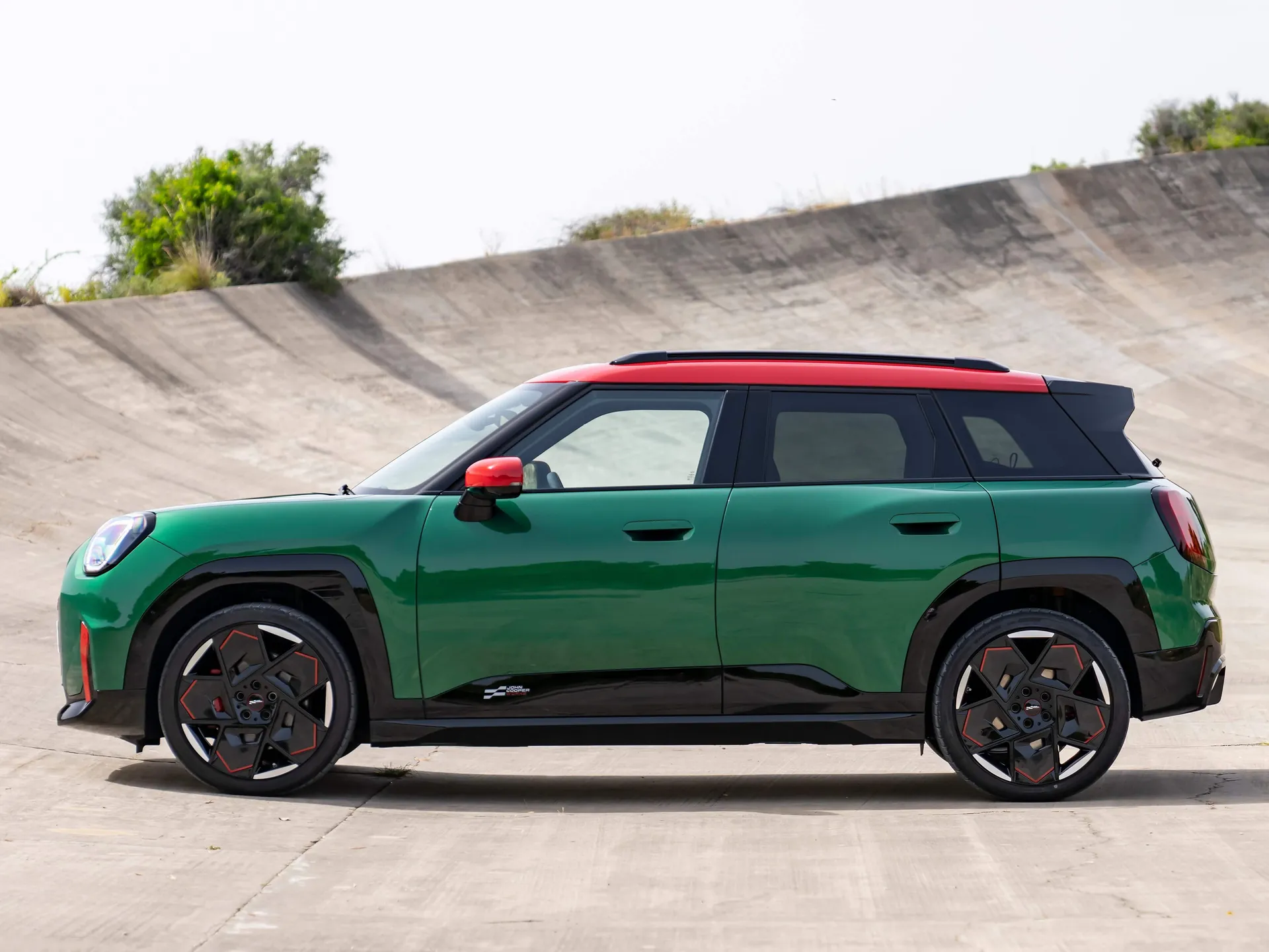 Mini John Cooper Works Aceman (2025) – boční profil