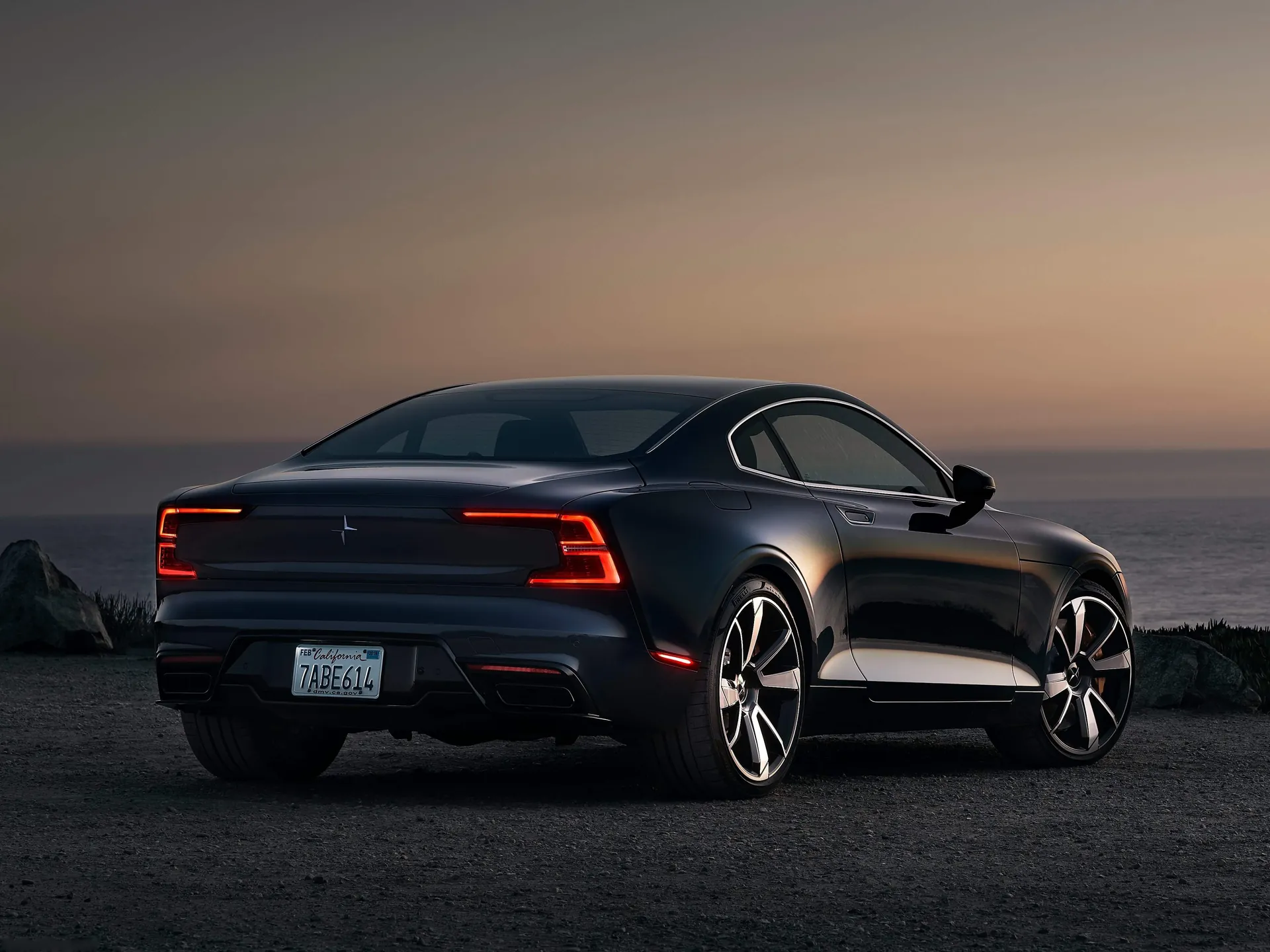 Polestar 1 (2020) – zadní tříčtvrteční pohled